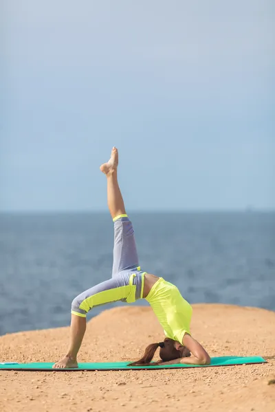 Frauen-Yoga. Serie. Draußen. am Meeresufer — Stockfoto