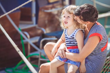 mutlu bir aile eğleniyor deniz tekneler ve yatlar