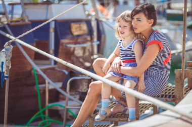 mutlu bir aile eğleniyor deniz tekneler ve yatlar
