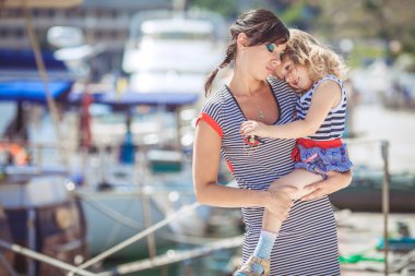 mutlu bir aile eğleniyor deniz tekneler ve yatlar