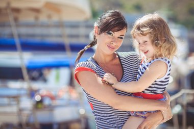 mutlu bir aile eğleniyor deniz tekneler ve yatlar