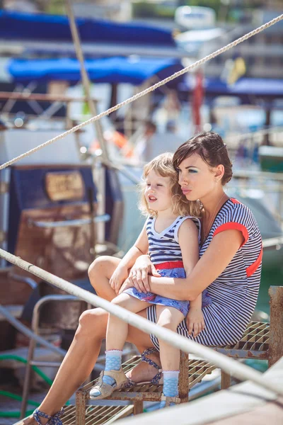 Happy Family s'amuser au bord de la mer bateaux et yachts — Photo