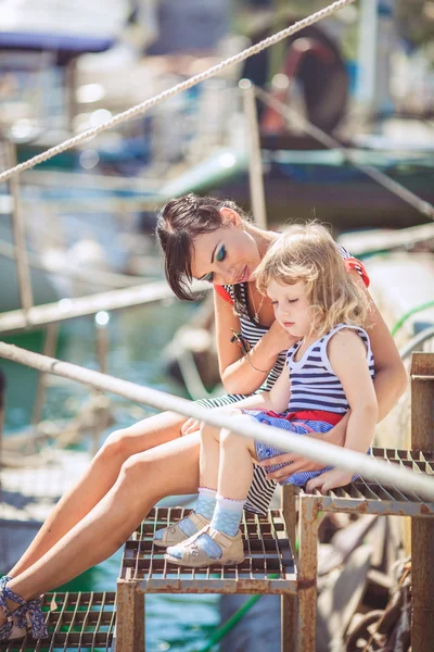 Ευτυχισμένη οικογένεια διασκεδάζοντας δίπλα στη θάλασσα, βάρκες και σκάφη — Stock fotografie