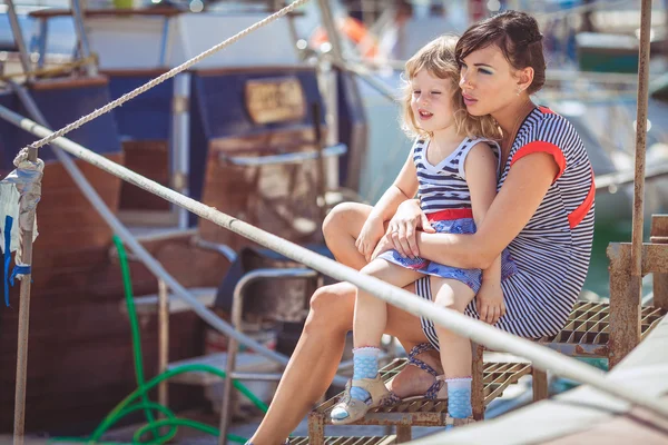 mutlu bir aile eğleniyor deniz tekneler ve yatlar