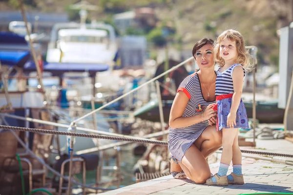 Familia feliz divirtiéndose junto al mar barcos y yates — Foto de Stock