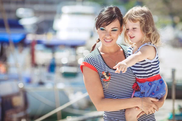 Familia feliz divirtiéndose junto al mar barcos y yates —  Fotos de Stock