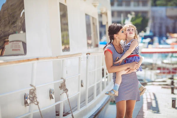 Família feliz se divertindo pelos barcos e iates do mar — Fotografia de Stock