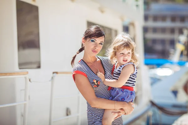 Gelukkige familie plezier door de zee boten en jachten — Stockfoto