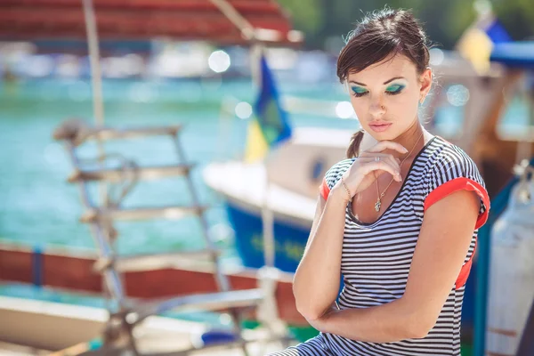 Schöne sexy Frau trägt Matrosenkleid gestreift posiert am Meer — Stockfoto