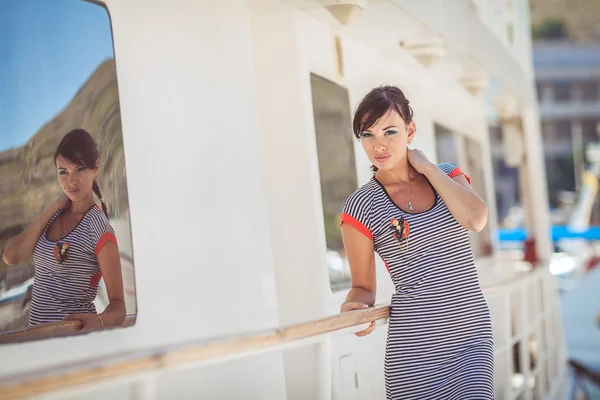 Denizde elbise poz güzel seksi kadın giyen denizci çizgili