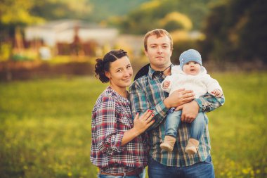 küçük mutlu bir aile eğleniyor kırsal