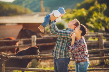 küçük mutlu bir aile eğleniyor kırsal