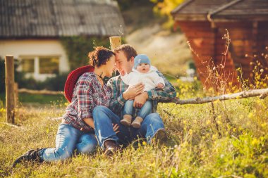 küçük mutlu bir aile eğleniyor kırsal