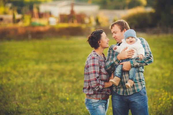 Jovem família feliz se divertindo no campo — Fotografia de Stock