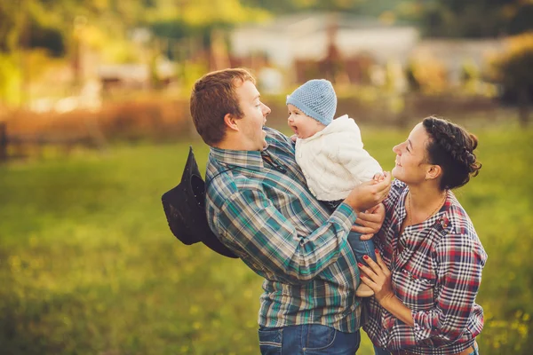 Unga lyckliga familjen ha roligt på landsbygden — Stockfoto