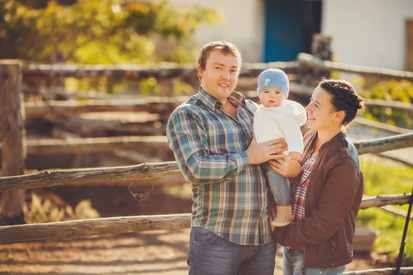 Jonge gelukkige familie plezier op het platteland — Stockfoto