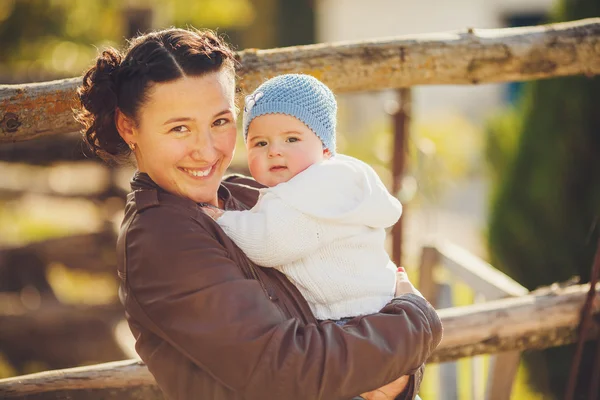 Portret van jonge moeder en haar leuk meisje plezier ik op een platteland n herfst — Stockfoto