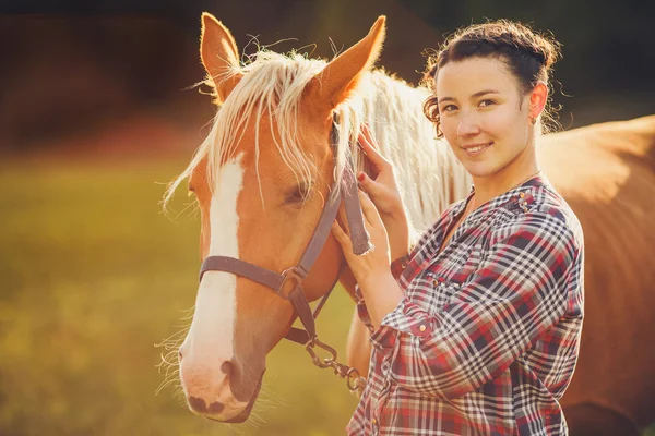 Portrét krásná žena příští koně v teplé letní slunečný den — Stock fotografie
