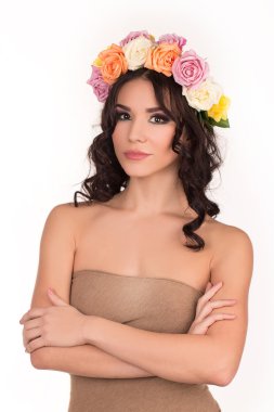 çiçek çelenk ile güzel bir genç kadın. moda vurdu. portre portre. moda takı. Güzellik Portresi.