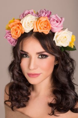 Stüdyo çelenk ile güzel bir kadın portresi