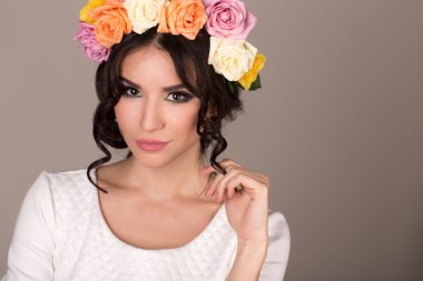 Stüdyo çelenk ile güzel bir kadın portresi