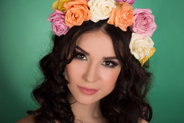 Hermosa joven con corona floral. Un tiro de moda. Retrato de cerca. Bisutería. Retrato de belleza . —  Fotos de Stock