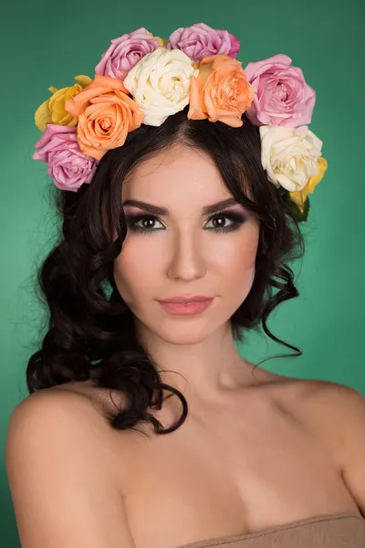 Hermosa joven con corona floral. Un tiro de moda. Retrato de cerca. Bisutería. Retrato de belleza . — Foto de Stock