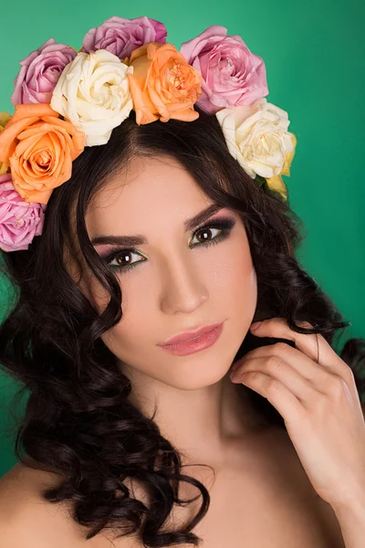 Schöne junge Frau mit Blumenkranz. Modenschau. Nahaufnahme Porträt. Modeschmuck. Schönheitsporträt. — Stockfoto