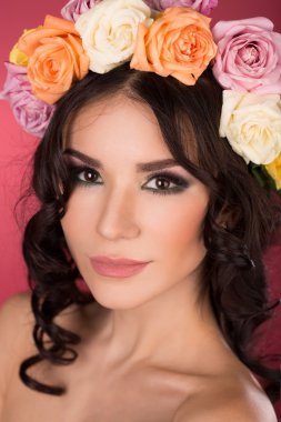 pembe arka plan güzel esmer genç kadın çelenk çiçek Studio ile vurdu