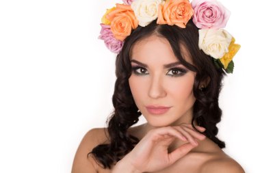 Yaz alan kır çiçekleri beyaz zemin üzerine taze doğal izole kadın Güzellik yüz makyaj