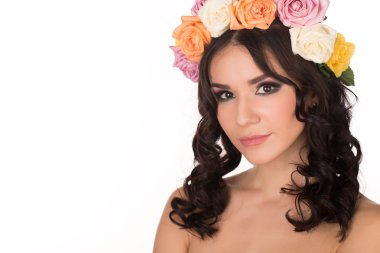 Yaz alan kır çiçekleri beyaz zemin üzerine taze doğal izole kadın Güzellik yüz makyaj