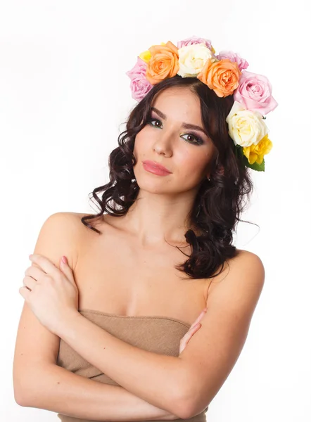 Mujer belleza cara maquillaje con verano campo flores silvestres fresco natural aislado sobre fondo blanco — Foto de Stock