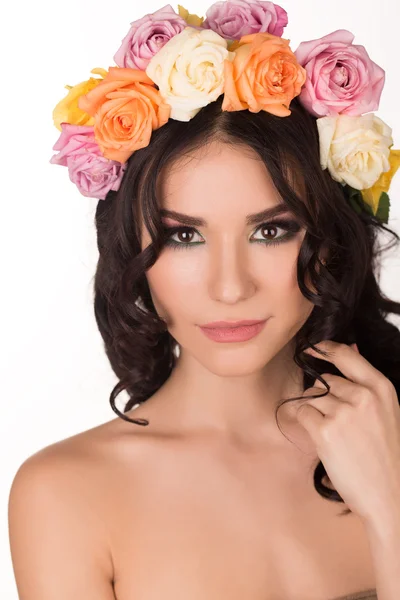 Mujer belleza cara maquillaje con verano campo flores silvestres fresco natural aislado sobre fondo blanco —  Fotos de Stock