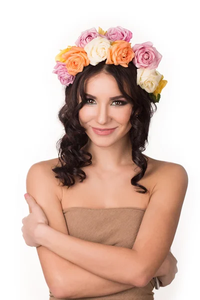 Ženská krása obličej make-up s letní pole kytice čerstvých přírodních izolovaných na bílém pozadí — Stock fotografie