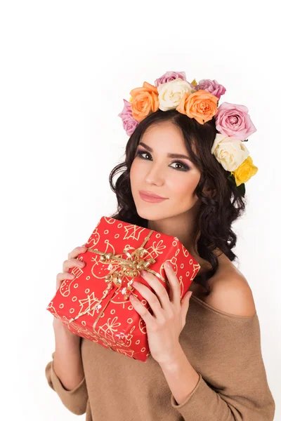 Femme avec une couronne de roses et boîte cadeau dans les mains, studio — Photo