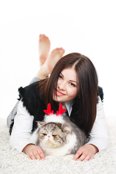 Bela jovem segurando um gato, isolado contra fundo branco — Fotografia de Stock