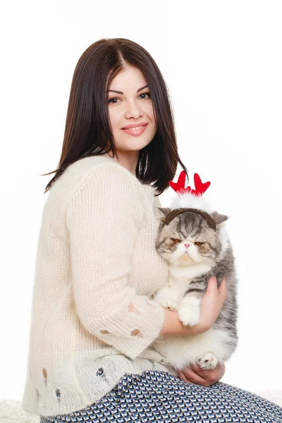 Красивая молодая женщина, держащая кошку, изолированная на белом фоне — стоковое фото