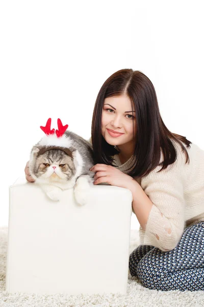 Mooie jonge vrouw met een kat, geïsoleerd tegen witte achtergrond — Stockfoto