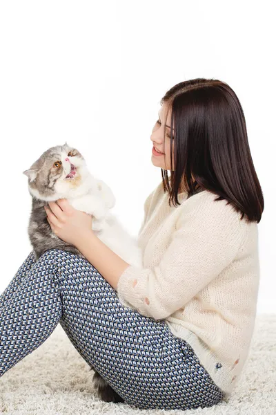 Mooie jonge vrouw met een kat, geïsoleerd tegen witte achtergrond — Stockfoto
