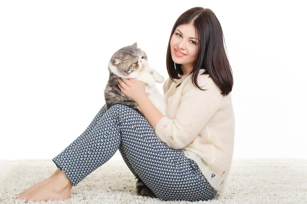 Mooie jonge vrouw met een kat, geïsoleerd tegen witte achtergrond — Stockfoto