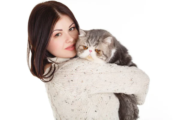 Schöne junge Frau hält eine Katze, isoliert vor weißem Hintergrund — Stockfoto