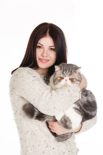 Bela jovem segurando um gato, isolado contra fundo branco — Fotografia de Stock