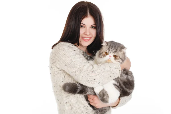 Mooie jonge vrouw met een kat, geïsoleerd tegen witte achtergrond — Stockfoto