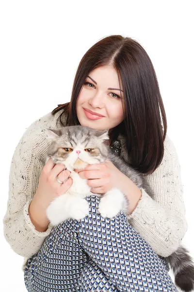 Bela jovem segurando um gato, isolado contra fundo branco — Fotografia de Stock