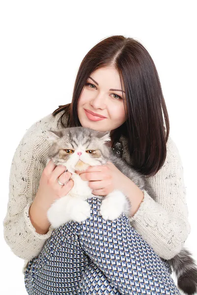 Bella giovane donna in possesso di un gatto, isolato su sfondo bianco — Foto Stock