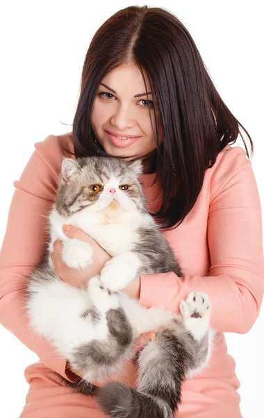 Mooi lachende brunette meisje en haar grote kat op een witte achtergrond — Stockfoto