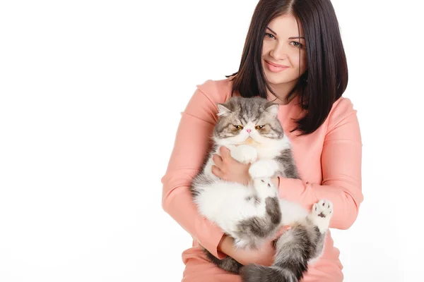Krásná usměvavá brunetka a její velká kočka na bílém pozadí — Stock fotografie