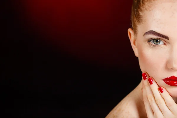 Retrato de cerca del sexy modelo de mujer joven europea con maquillaje glamuroso y manicura roja brillante. maquillaje de Navidad, labios rojos sangrientos con brillo —  Fotos de Stock