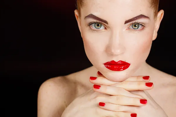 Retrato de cerca del sexy modelo de mujer joven europea con maquillaje glamuroso y manicura roja brillante. maquillaje de Navidad, labios rojos sangrientos con brillo —  Fotos de Stock