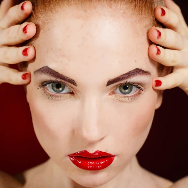 Close-up πορτρέτο του σέξι Ευρωπαϊκό νεαρή γυναίκα μοντέλο με αίγλη μακιγιάζ και κόκκινο φωτεινό μανικιούρ. Χριστούγεννα χείλη μακιγιάζ, αιματηρή κόκκινο με γυαλιστερό — Φωτογραφία Αρχείου